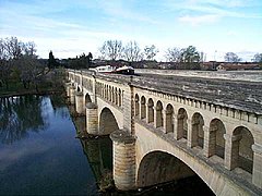 Pont canal permettant au canal du Midi de franchir le cours de l’Orb à Béziers.