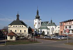 Benešovo náměstí v Křižanově s radnicí a kostelem sv. Václava