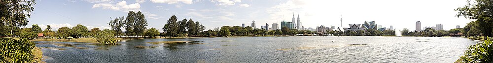 Lago Titiwangsa, kun jemela Turmi Petronas e Turmo di Kuala Lumpur che horizonto.