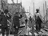 Personer på byggnadsställningen, 1890-tal.