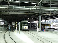 Kusttram onder het nieuw tramstation van Oostende, geïntegreerd met het spoorstation en voorzien van keerlussen voor beide richtingen.