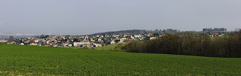 Panoramatický pohled na jižní a centrální část obce (vlevo). V pozadí Ostrava-Zábřeh a Ostrava-Výškovice (více vpravo).