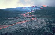 O ativo vulcão em escudo Mauna Loa na ilha Havai e a mais volumosa montanha do mundo.