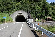 中山トンネルと、右側に中山隧道（長岡口）