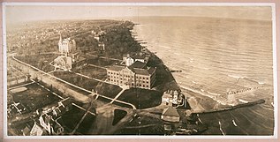 Cartão postal com panorama da universidade antes da construção do aterro