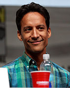 Danny Pudi dans le rôle de Abed Nadir