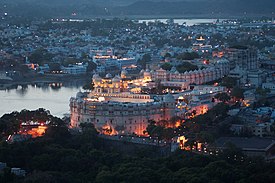 Palácio de Udaipur e vista de parte da cidade