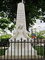 Monument aux morts, face à la mairie.