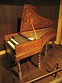 由法國製造商家族Vincent Tibaut於1679年所製造的雙排鍵盤大鍵琴。現存放在比利時布魯塞爾樂器博物館內（早期作品）