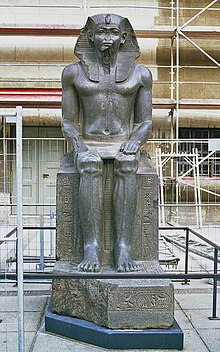 Kip faraona, ki ga pripisujejo Amenemhetu II.; kasneje so si ga prilastili faraoni iz 19. dinastije; Pergamski muzej, Berlin