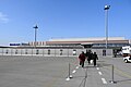 制限区域側から見た空港ターミナルビル。ターミナルと駐機場の間に仕切りが設置されている。
