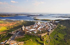 Monsaraz⁠(d) cu lacul de acumulare Alqueva în fundal, în Alentejo.