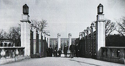 U-Bahnhof Millerntor 1912 (heute Südeingang). Die Pfeiler erinnern an die Form des letzten Tores.