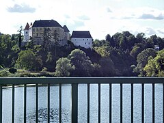 Blick auf Schloss Ozalj nähe Karlovac von der anderen Seite des Flusses Kupa