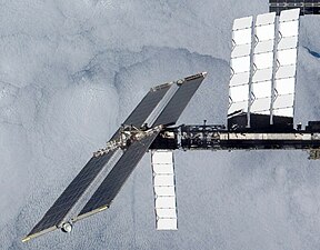 Radiatoare (cele albe) pe ISS (radiante)