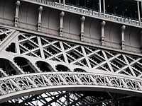 Laplace perpetuado cumo un de ls 72 nomes na Torre Eiffel