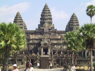 Angkor Wat di Kamboja, dibangun oleh Suryavarman II pada abad ke-12, merupakan kuil Hindu terluas di dunia.