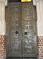 De bronzen deuren van de kathedraal