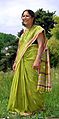 Kvinne med sari i nivi-stil, den vanlegaste måten å festa sarien på i dag.