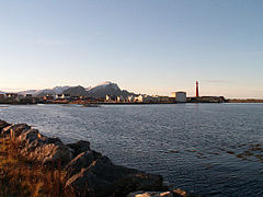 Andenes hamn med fyren längst ut.