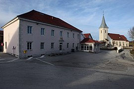 Mairie et église.