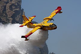 Un exemplaire italien (immatriculé I-DPCN) déversant son chargement lors d'un incendie.