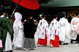 Wanaharusi huko Japani kwenye Meiji Shrine