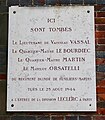 Plaque en hommage à des soldats tués pendant la Libération de Paris (1944), sur un pavillon de garde du bois de Boulogne.