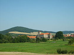 Pohled na hrad a město od železniční stanice. V pozadí kopec Tuhošť.