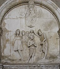 Trogirreko katedralaren bataiategiaren sarrera.