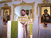 Priester, mit Phelonion bekleidet, am Ambo der russisch-orthodoxen Kirche in Düsseldorf