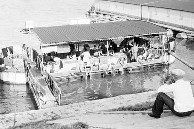 Bateau-lavoir sur les rives du Rhin à Mayence, vers 1934.