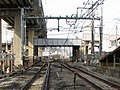 前蛇洼信号站。与之平行的高架线是东海道新干线，与之交叉的高架线是东急大井町线。