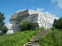 Monument Dersu Uzalan muštoks — čomamahtoine mel'kuva (2012)