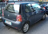 SEAT Arosa serie 2 con el fondo de faros rosados.