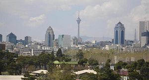 Teheranski nebotičniki z Borj-e Milad v ozadju.