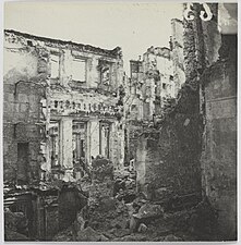 Vue de l'intérieur du château de Saint-Cloud en ruine (on voit les baies et la corniche ruinée du Salon de Mercure).