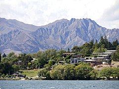 Wanaka Ost mit Bergen im Hintergrund