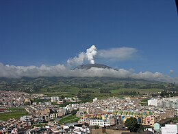 Panorama grada sa vulkanom Galeras iznad njega