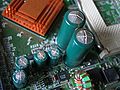Capacitores falhos próximos ao soquete da CPU de uma placa-mãe.