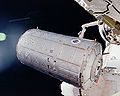 Destiny-moduulia nostetaan sukkulasta lennolla STS-98.