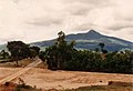 Gunung Popa dan Taung Kalat difoto dari seberang dasar sungai yang kering.