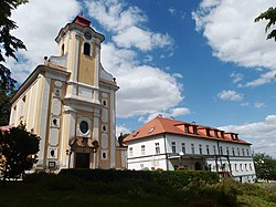 Kostel sv. Jana Nepomuckého a zámek