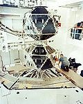 Zwei Vela-Satelliten der zweiten Generation (Vela 5A [oben] und 5B [unten]) vor ihrem Start.