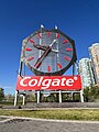 Il grande Colgate Clock, orologio un tempo posto sopra il quartier generale dell'azienda Colgate-Palmolive nella stessa città.