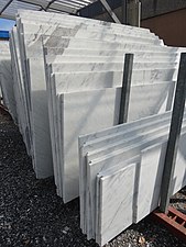 Udskårne plader af italiensk Carrara-marmor