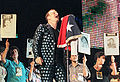 En la foto, imagen del concierto en santiago de Chile de 1998 de U2, donde el grupo protesto contra Augusto Pinochet, quien en los días posteriores asumiría como senador