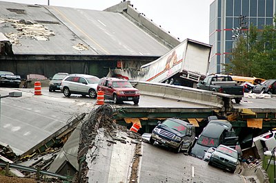 アメリカ合衆国ミネアポリスで工事中の高速道路の橋が崩落。