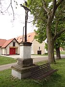 Liblice - kříž jižně od kostela sv. Václava, v pozadí hasičárna.jpg