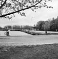 Eigen insteekhaven met ophaalbrug, naast de ingang